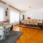 Casa de Férias Five-bedroom In Rovanjska
