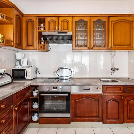 Five-bedroom In Rovanjska