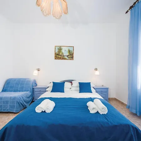 Five-bedroom In Rovanjska