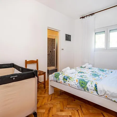 Five-bedroom In Rovanjska
