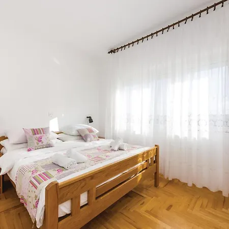 Five-bedroom In Semesterbostad Rovanjska