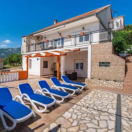 Five-bedroom In Dom wakacyjny *