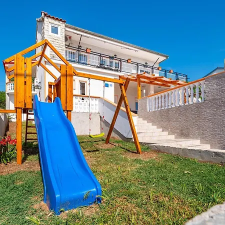 Five-bedroom In Dom wakacyjny Rovanjska