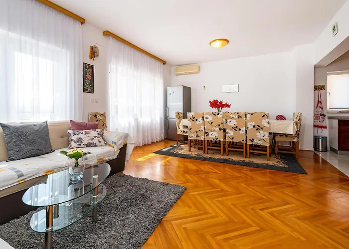 Dom wakacyjny Five-bedroom In Rovanjska