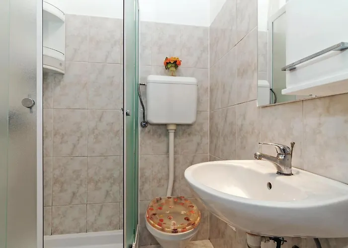 Five-bedroom In Дом отдыха Рованьска
