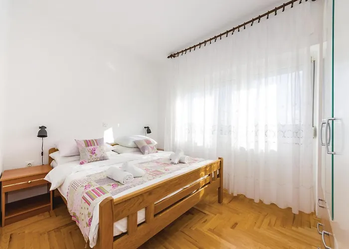 Five-bedroom In Dom wakacyjny Rovanjska
