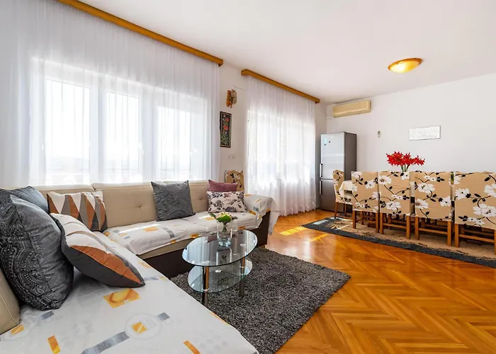 Dom wakacyjny Five-bedroom In Rovanjska