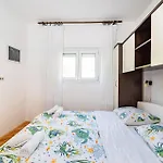 Five-bedroom In Сasa de vacaciones Rovanjska