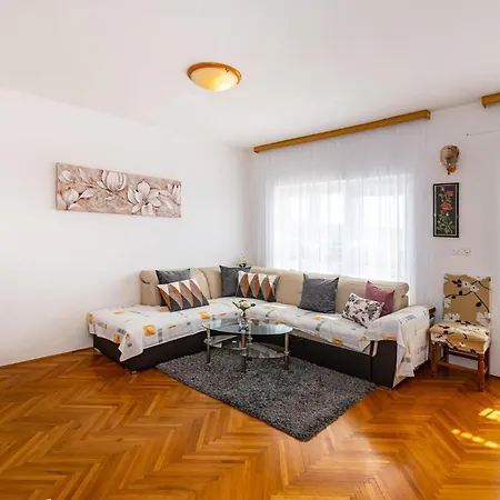 Сasa de vacaciones Five-bedroom In *