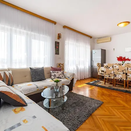 Ferienhaus Five-bedroom In Rovanjska